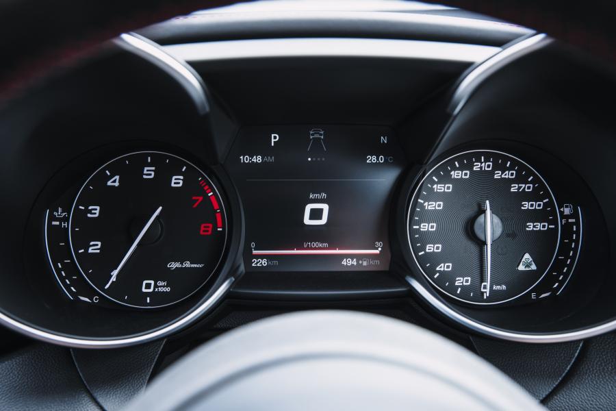 Панель приборов Alfa Romeo Giulia Quadrifoglio (952) 2017 года  (AU) (фото 24 из 41)